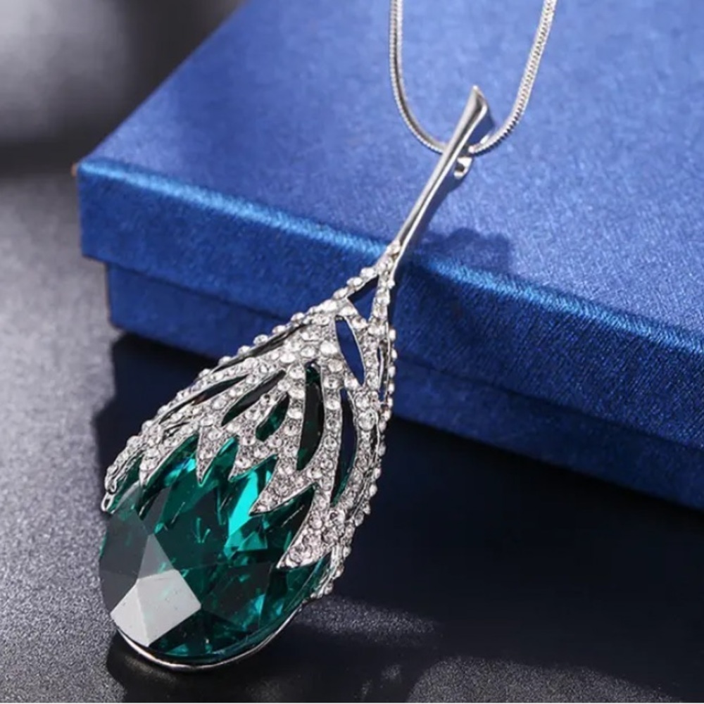 Green hollow tear drop necklace